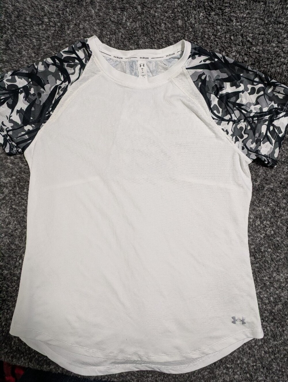 Under Armour Short Sleeve Athletic Running Shirt White W/ Black Camo Size Small